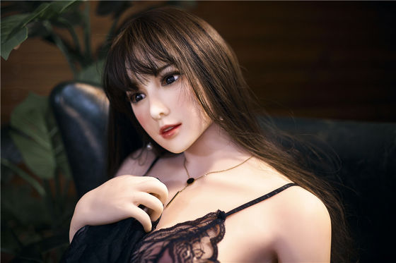 Doll asiatique sexy de 163cm Cheveux longs noirs Nature Peau avec des robes en dentelle noire Seins moyens