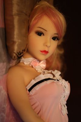 Une poupée sexuelle réaliste MINI 100cm Peau de blé Rose Cheveux bouclés Jolie jupe rose