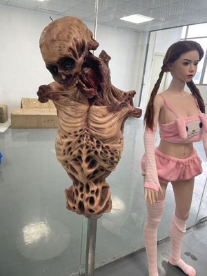 Un squelette humain en taille réelle, des os pour une maison hantée, un cimetière, une exposition, Halloween.