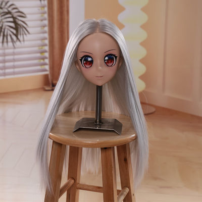 Des cheveux longs et lisses en soie, maquillage et cils, poupée sexuelle.